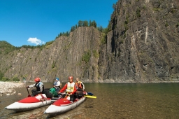Четверка на фоне скалы
