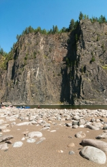 Остановка на галечном пляже у Китайской стены