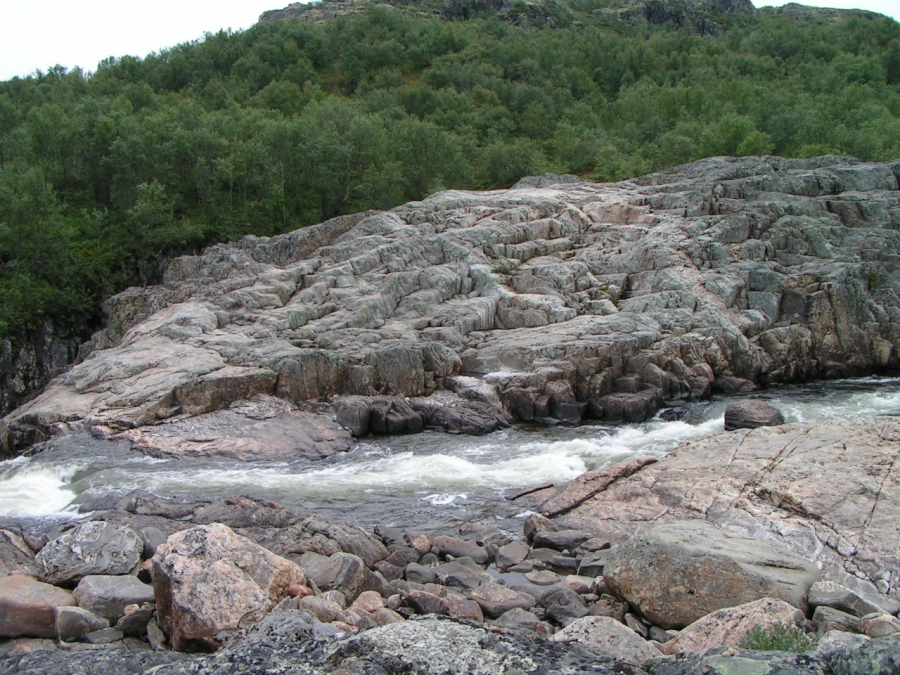 Монолит гранитной скалы