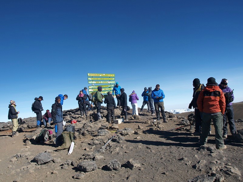  - .  (Uhuru Peak)  5895.