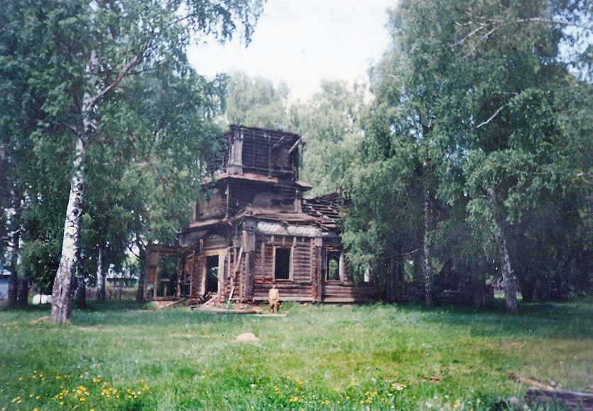 Прошли мимо разрушеной церкви села Лыково, фото С.Н.Коршак