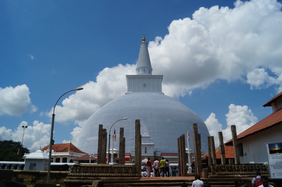 Анурадхапура (Anuradhapura). На фото: Великая ступа Руванвелисая (Ruwanwelisaya)