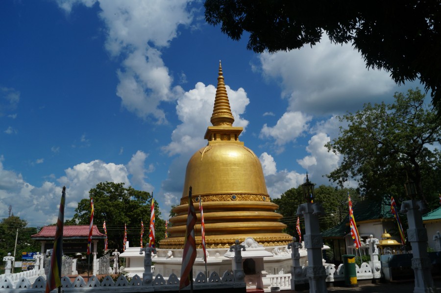 Золотая ступа у входа в Дамбулла (Dambulla)