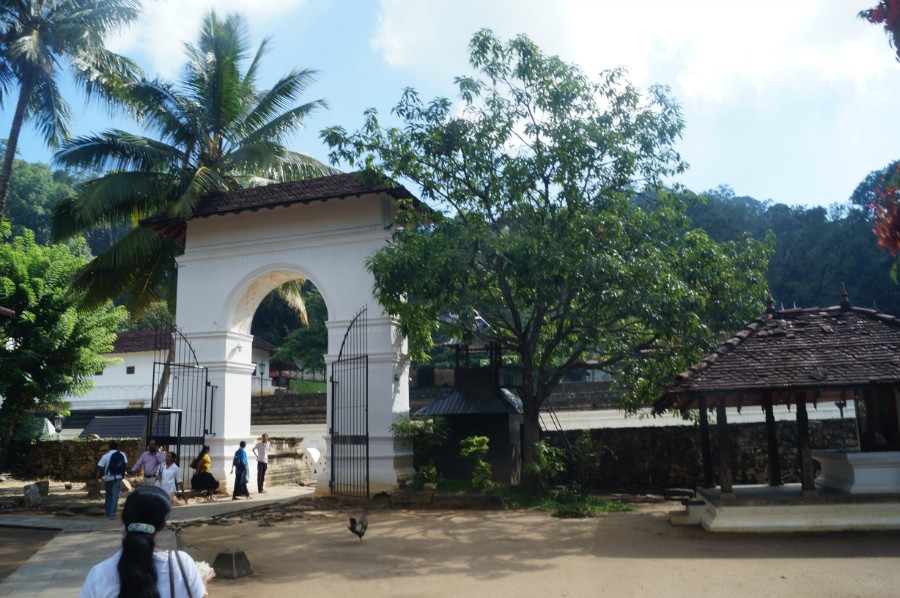 У входа в храм Зуба Будды в Канди (Buddha tooth temple). Фото 2