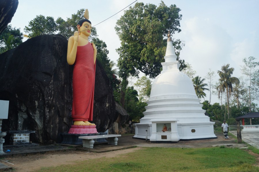 Статуя Будды и ступа в храме Ятагала (Yatagala Raja)   