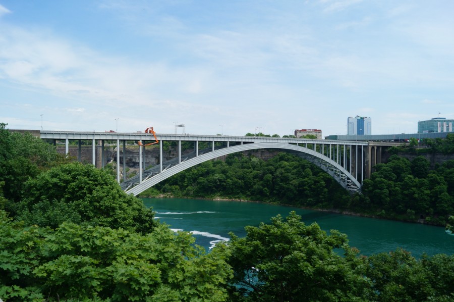 «Радужный мост» (англ. Rainbow Bridge), открытый для передвижения легкового автотранспорта и пешеходов между США и Канадой