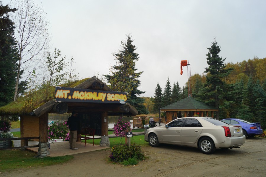 Пригород Талкитны - стоянка у компании на озере Fish Lake, занимающейся туристическими полетами над парком Денали