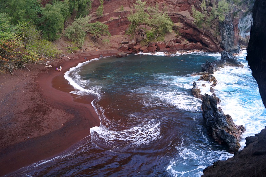     (Red Sand Beach)   