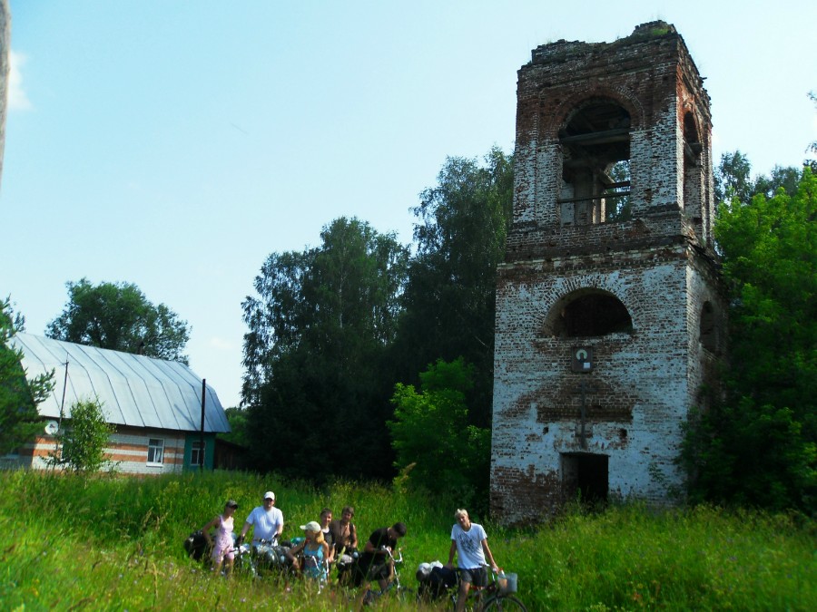 У церкви Тихвинской иконы Божией Матери с колокольней (1822 г.) в селе Мамакино