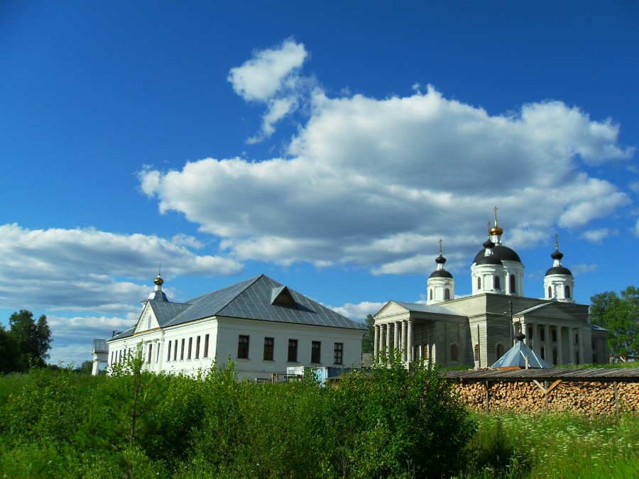 Келейный двухэтажный корпус, собор Успения Пресвятой Богородицы (1834 г.). Высоковский Успенский мужской монастырь