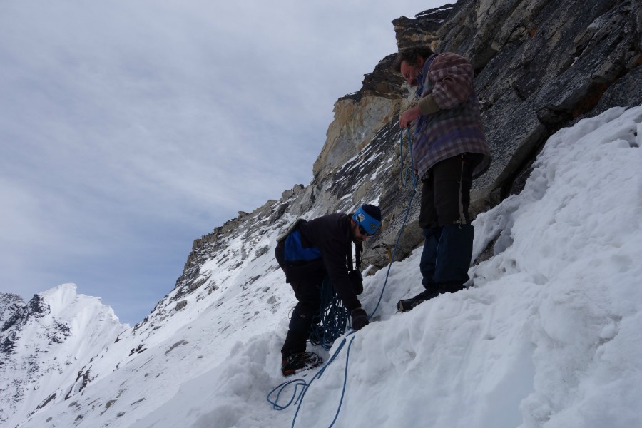   (Amphu Lapcha, 5800 m).  2