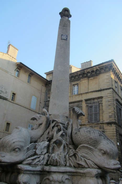    (Place des Quatre-Dauphins)